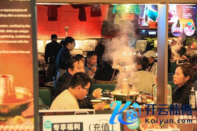 2024年10月3日，国庆假期，上海，餐饮界炊火气十足。视觉中国 图